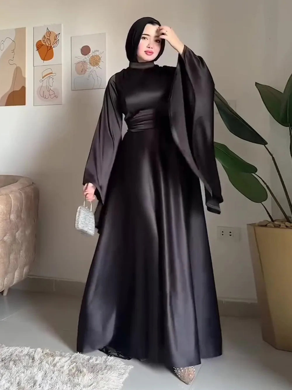 Dubai Style Abaya – Elegant Flared Sleeves & Belted Waist