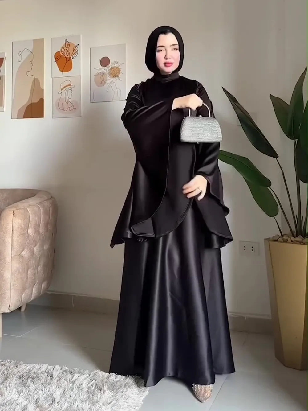 Dubai Style Abaya – Elegant Flared Sleeves & Belted Waist