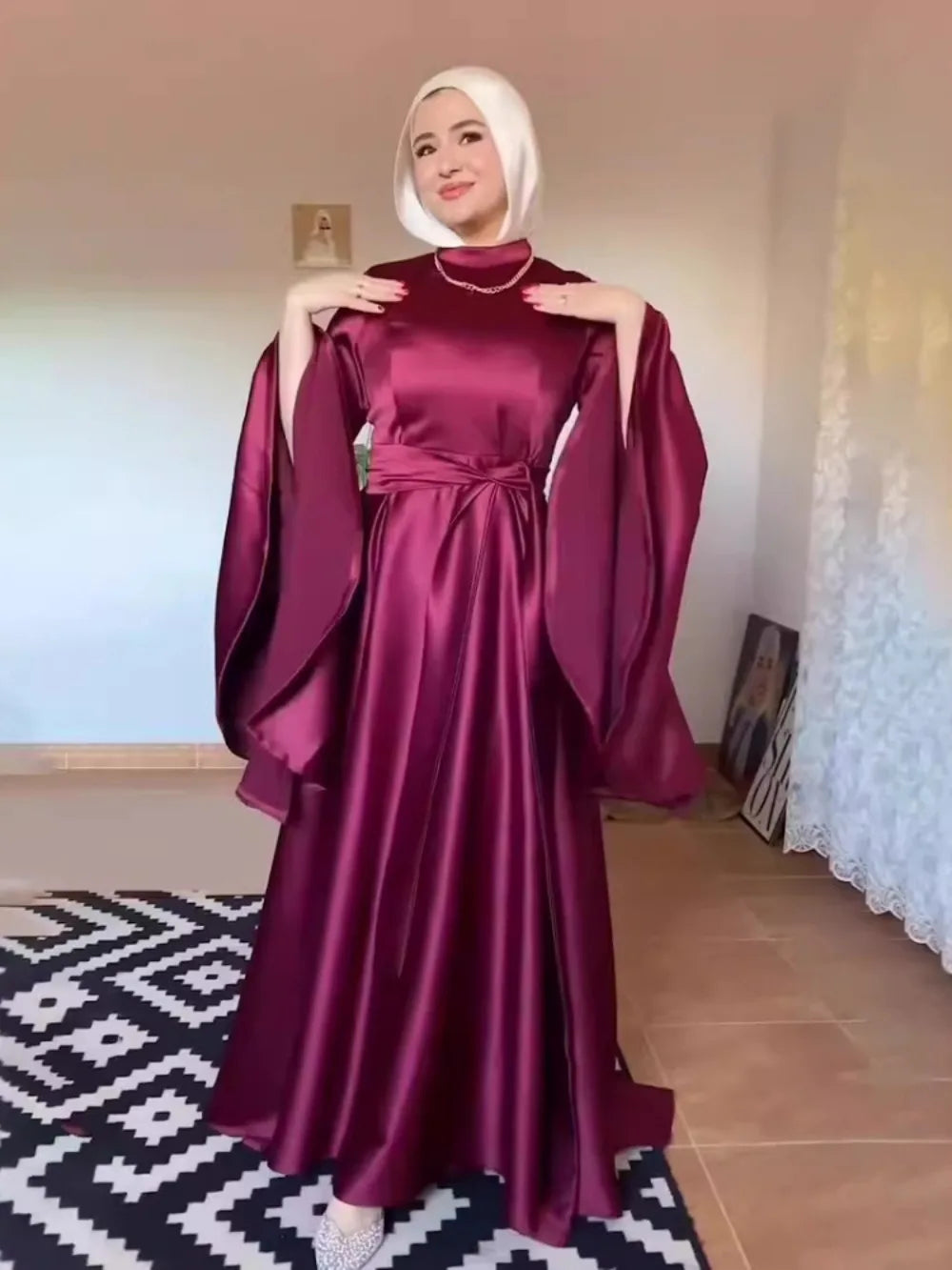 Dubai Style Abaya – Elegant Flared Sleeves & Belted Waist